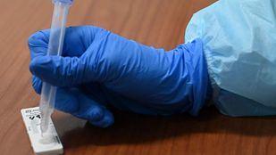 Se mantiene el incremento de positivos en Madrid, pero desciende el número de fallecidos