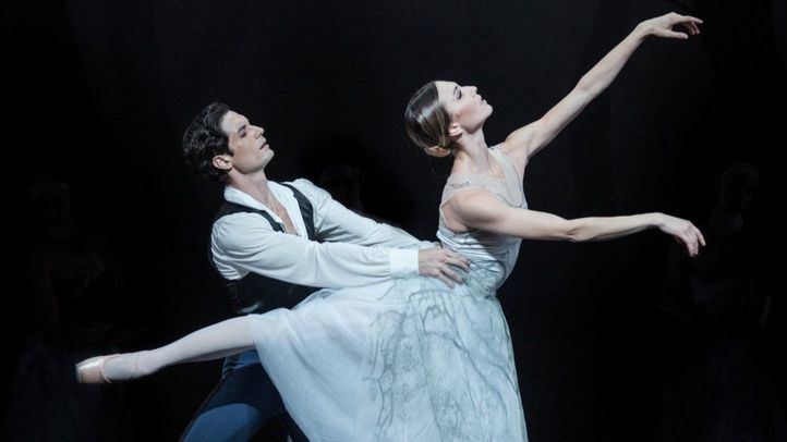 Giada Rossi (Giselle) Alessandro Riga (Albrecht) interprentan Giselle, de la Compañía Nacional de Danza, en el Teatro de la Zarzuela.