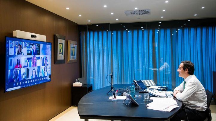 Gonzalo Gortázar, consejero delegado de CaixaBank, con las ganadoras del “Premio Mujer Empresaria 2020”