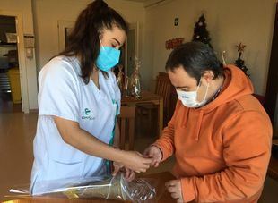 Clece organiza un mercadillo solidario con artículos navideños realizados en la Resco de Colmenar de Oreja