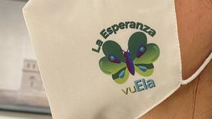 Julia Navarro amadrina la mascarilla solidaria