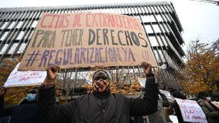 Decenas de migrantes protestan en Madrid por la falta de citas de extranjería