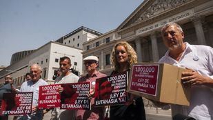 La juez abre juicio oral contra Ángel Hernández por ayudar a morir a su mujer enferma