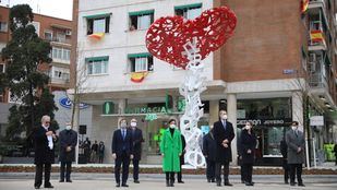 El árbol de la vida : la escultura que recuerda a los sanitarios fallecidos por el Covid