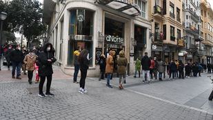 Largas colas para comprar este domingo en Madrid los últimos décimos de Lotería
