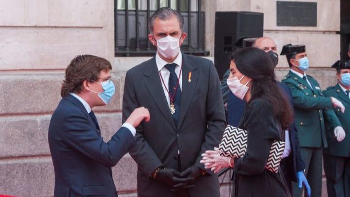 El alcalde, José Luis Martínez-Almeida, junto al portavoz de Vox en la Ayuntamiento, Javier Ortega Smith, y la portavoz de Vox en la Comunidad, Rocío Monasterio, en el acto del Dos de Mayo.