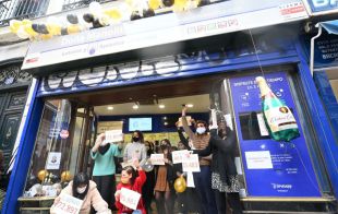 La suerte del Gordo, un año más en Doña Manolita: el 72.897 se celebra en Madrid