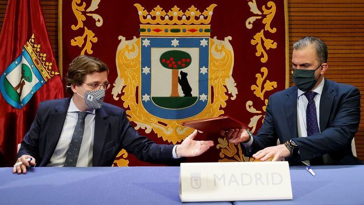 José Luis Martínez-Almeida y Javier Ortega Smith firman el acuerdo de Presupuestos.