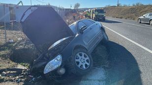 Un conductor de 81 años se sale de la vía en Loeches y deja a un joven con pronóstico reservado