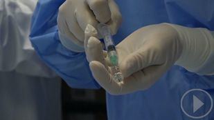 Ancianos y sanitarios, primeros vacunados en Europa