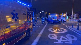 Pierde el control de su coche y vuelca en la plaza de República Argentina