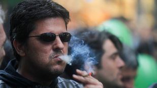 Una asociación pide que se prohíba fumar en la calle