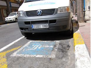 La DGT descarta retirar puntos del carné por estacionar en plazas de personas con discapacidad