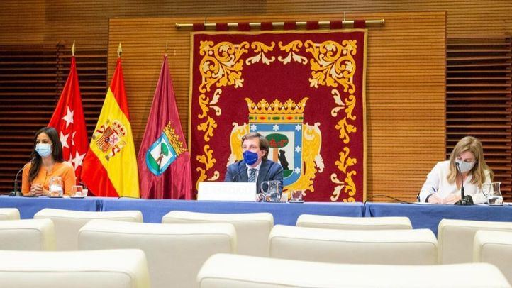 El alcalde, José Luis Martínez-Almeida, la vicealcaldesa, Begoña Villacís, y la portavoz municipal, Inmaculada Sanz, en la rueda de prensa posterior a la Junta de Gobierno.
