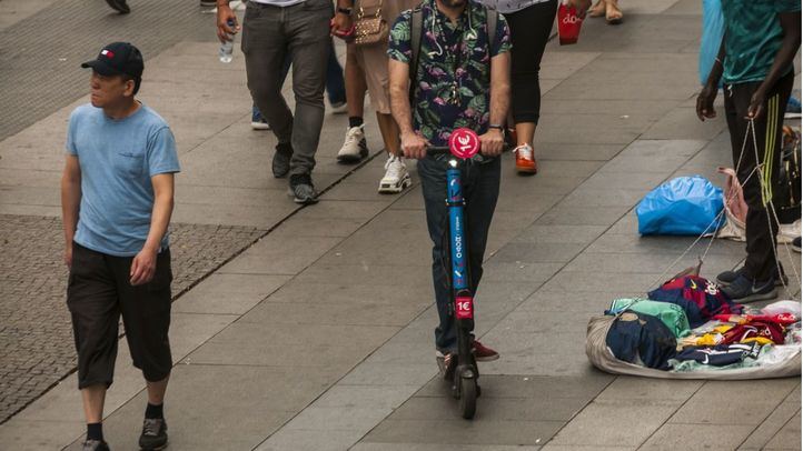 Hombre conduciendo un patinete en plena Gran Vía