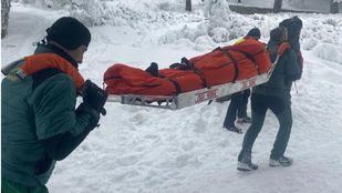 Una mujer, atendida tras chocarse contra un árbol mientras se deslizaba en trineo