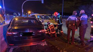 Heridas tres personas, una de ellas grave, tras colisionar dos turismos en Villaverde