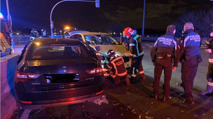 Heridas tres personas, una de ellas grave, tras colisionar dos turismos en Villaverde