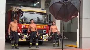 Bomberos de Madrid vuelven a posar en un calendario solidario para ayudar a 600 familias vulnerables