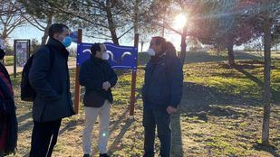 Borja Carabante, delegado de Medio Ambiente y Movilidad, supervisa el fin de los trabajos en el parque Cuña Verde de Latina
