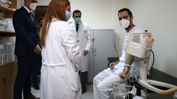 El Gobierno regional comenzará a vacunar a sanitarios este sábado y tacha de 'indecente' las críticas a Cruz Roja
