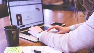 La Comunidad insta a los empleados públicos de servicios no esenciales a teletrabajar lunes y martes