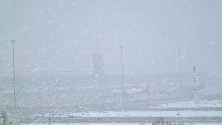 El aeropuerto de Barajas cubierto por la nieve