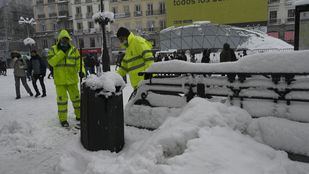 La solidaridad vecinal planta cara a Filomena con batidas de limpieza por los distritos madrileños