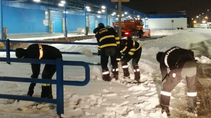 La UME retira nieve de las inmediaciones de Mercamadrid