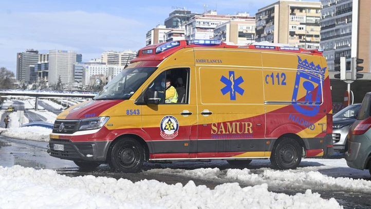 Una ambulancia del Samur intenta pasar entre la nieve