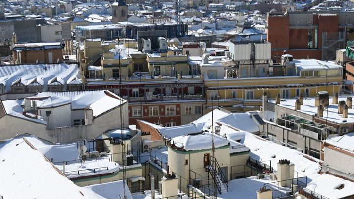 Vista de los tejados nevados en Madrid