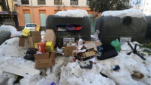 Comienza la recogida de las 9.000 toneladas de residuos de las calles de la capital