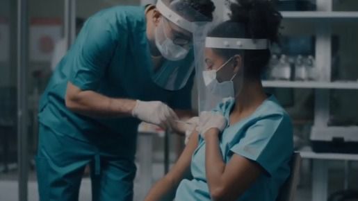 El Colegio de Médicos de Madrid conciencia sobre la importancia de la vacunación frente a la Covid-19