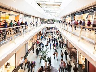 La rotura de una tubería provoca una inundación en el centro comercial H2O en Rivas