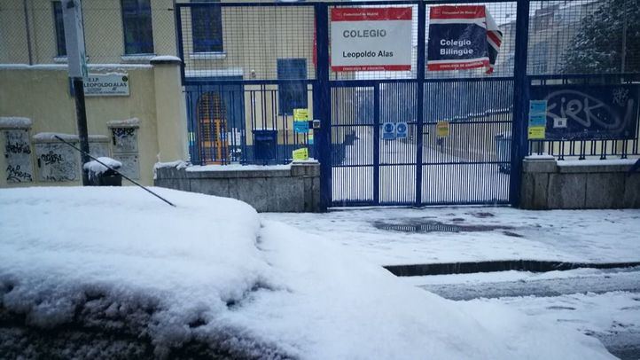Entrada de un colegio cubierta de nieve