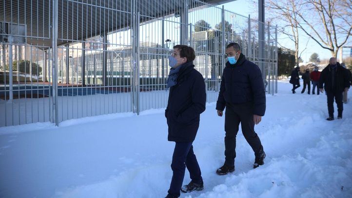 El alcalde, José Luis Martínez-Almeida, ha recorrido las instalaciones del Centro Deportivo Municipal Palomeras, que ha sufrido daños por el temporal.