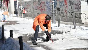 Se disparan los precios de la sal, las palas y los servicios de fontanería