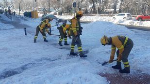 Una empresa limpiará 80 colegios al día para que abran el lunes