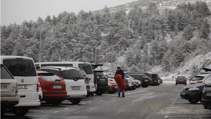 Cerrados los aparcamientos de Cotos y Navacerrada al estar completos desde primera hora