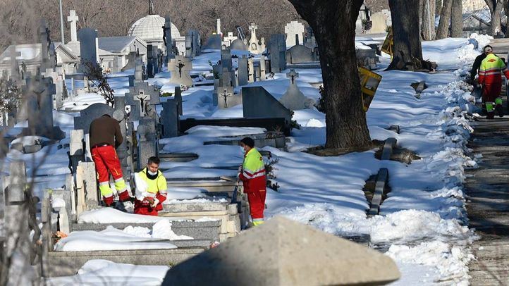 El cementerio de La Almudena continúa con los trabajos de mantenimiento para recuperar la normalidad tras Filomena