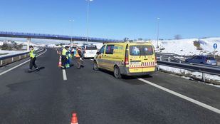 Un operario de grúa muere atropellado por un camión en la M-50