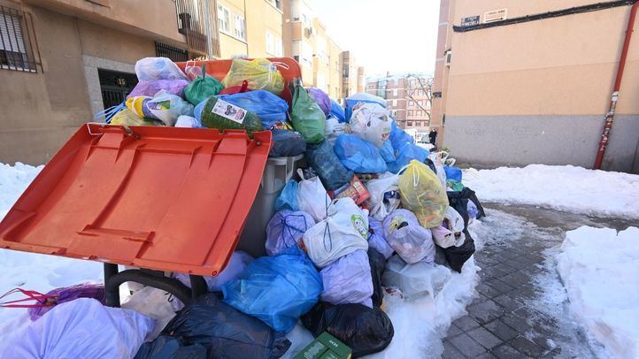Ratas entre la nieve y la basura: los vecinos denuncian la acumulación de residuos en las calles