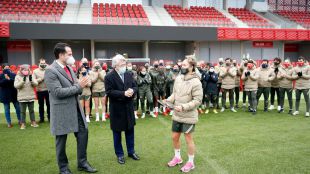 Aguado, con las campeonas del Club Atlético de Madrid Femenino