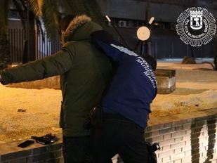 Arrestado cuando realizaba pagos con una tarjeta de crédito robada