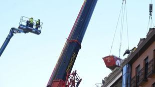 Dos robots desmontan el edificio siniestrado, pero aún no se ha decidido su derribo total