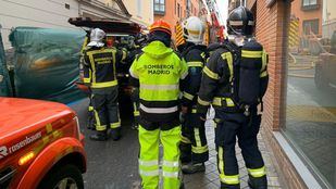 Extinguido sin heridos el incendio de la cubierta de un edificio en Tetuán
