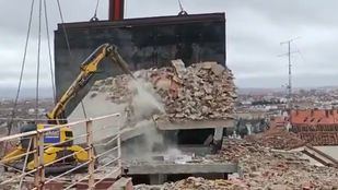 Demolido el torreón del edificio de la calle Toledo ante el riesgo de caída a la calle y al colegio