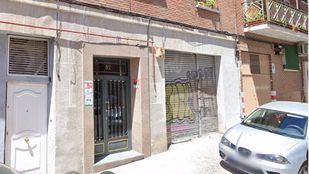 Amputan tres dedos con una katana a un hombre y cae a un patio interior