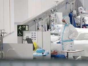 Menos ingresados en planta, pero más defunciones y camas UCI ocupadas