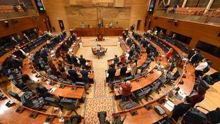 La Asamblea recuerda Auschwitz y guarda un minuto de silencio por el último trabajador de Metro fallecido